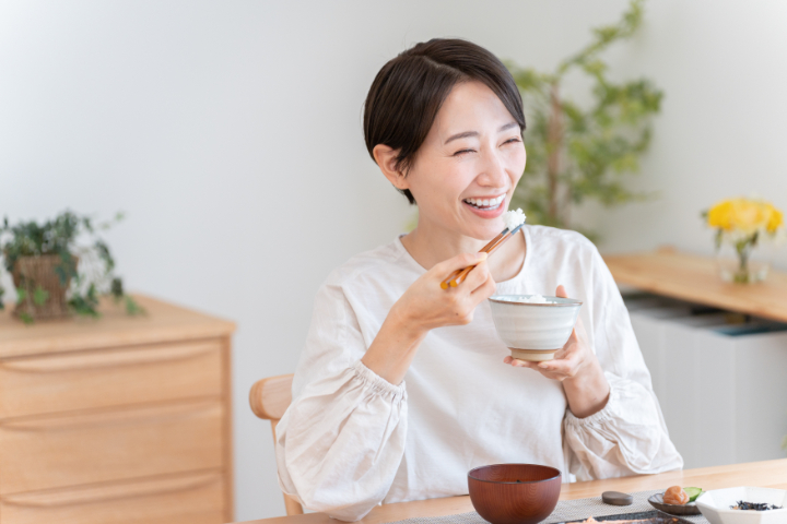 虫歯が治り美味しく食事をする女性