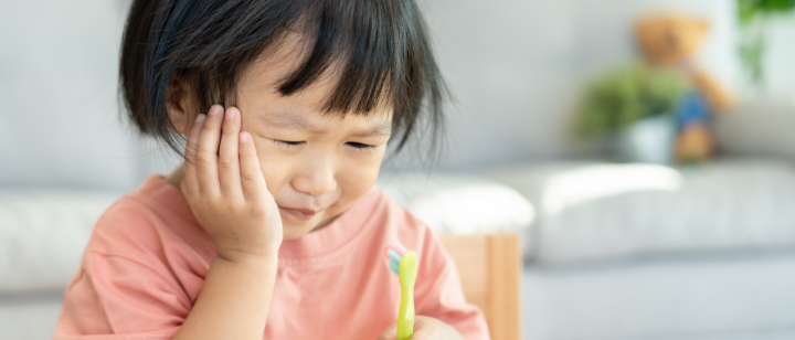 虫歯ができて痛がる子供