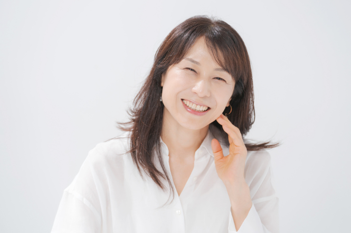 インプラント治療を終え笑顔を見せる女性