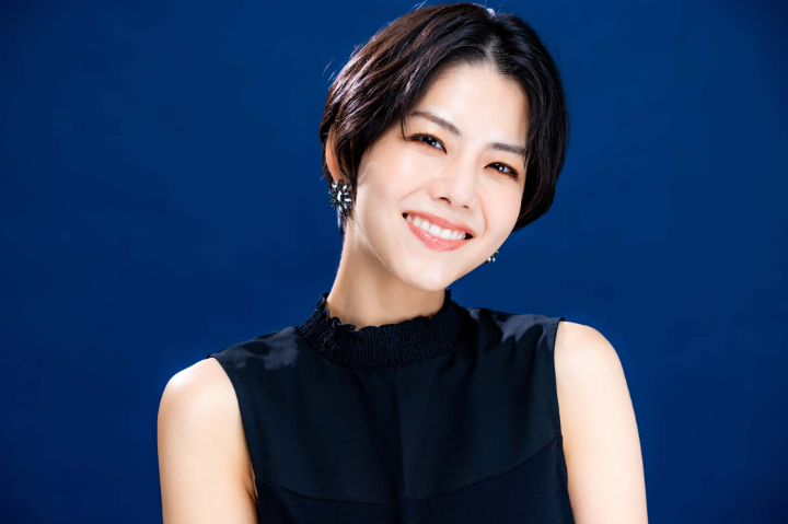 金属アレルギーでもセラミック治療を受けることかできて笑顔の女性