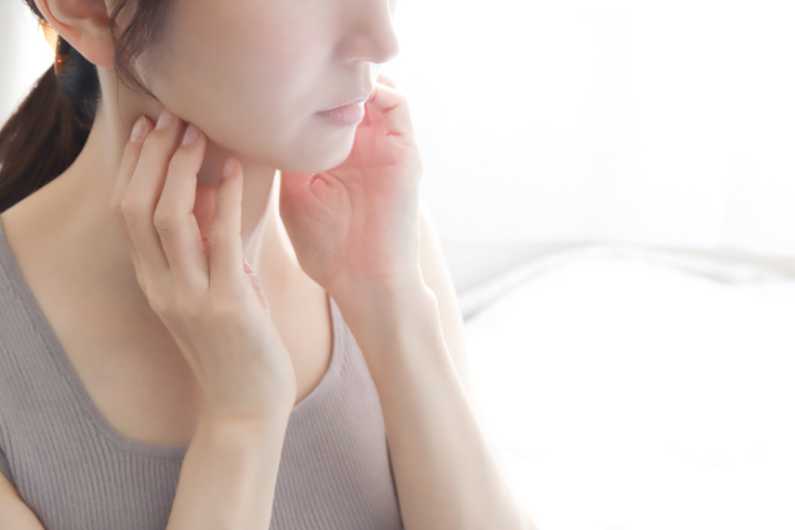 顎関節に違和感を感じ矯正期間が延びる女性