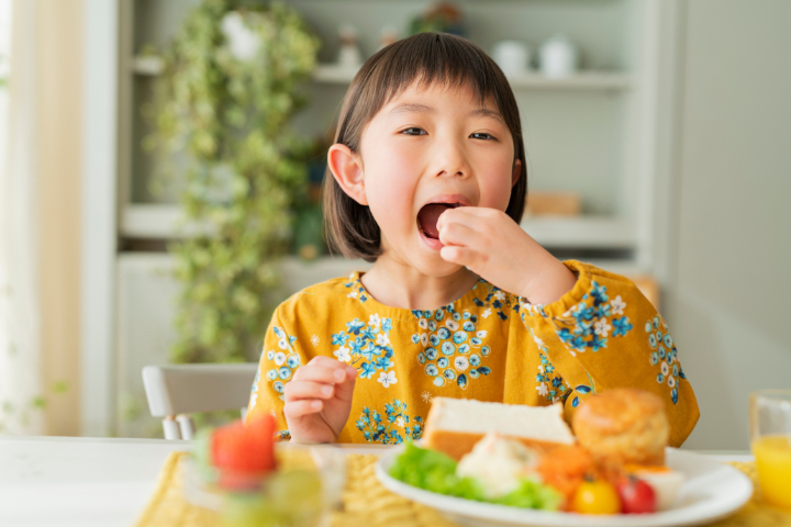 虫歯を予防し元気に食事をいただく子ども