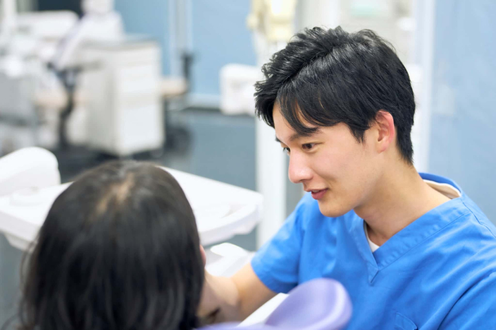 セラミックの歯が取れて歯医者にかかる患者