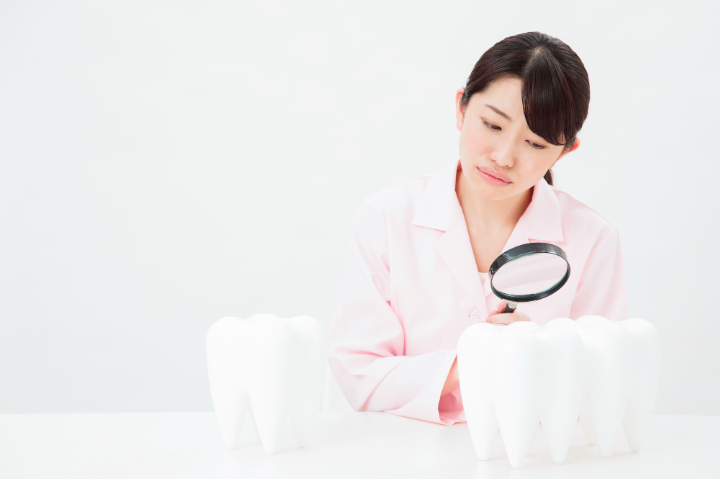歯周病の治療のため検査をする歯科医師