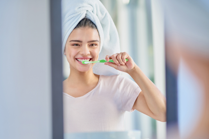 歯のクリーニングを受け歯みがきを徹底する女性