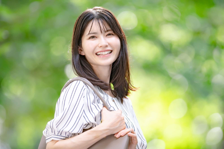 大人になってから歯を矯正して笑顔の女性