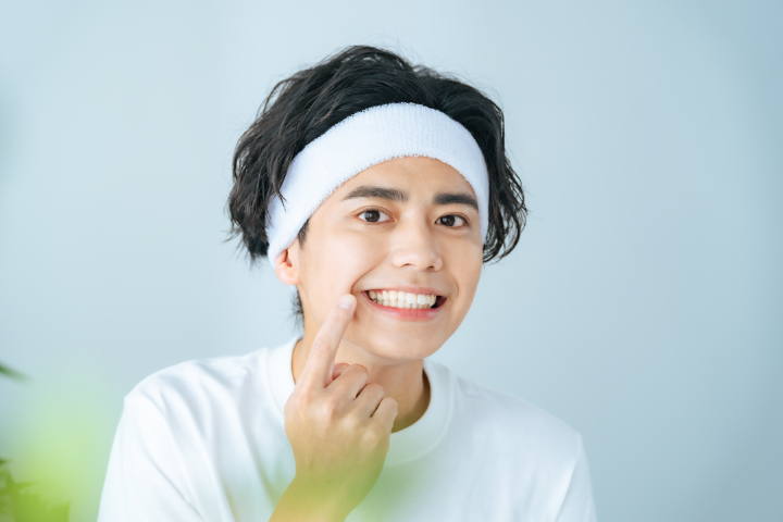 歯周病を予防し笑顔で過ごす男性