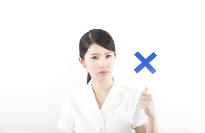 セラミックの歯が取れたときにしてはいけない事を説明する歯科医