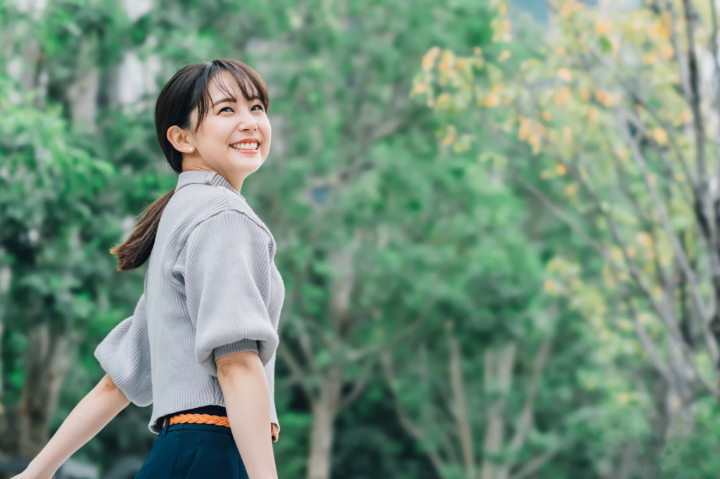 歯をセラミック治療して笑顔の女性
