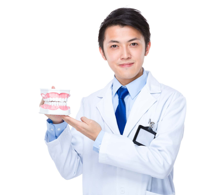 親知らずが斜めに生える原因について説明する歯科医