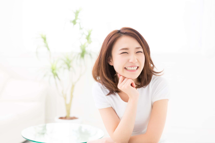 斜めに生えている親知らずを抜いて笑顔の女性