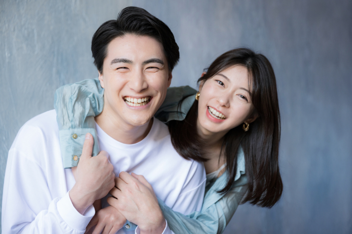 整った綺麗な歯を見せて笑う男女