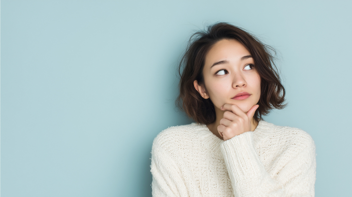 審美歯科の費用について考える女性
