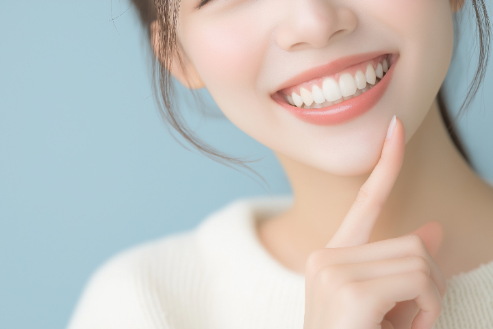 白く美しい歯の女性